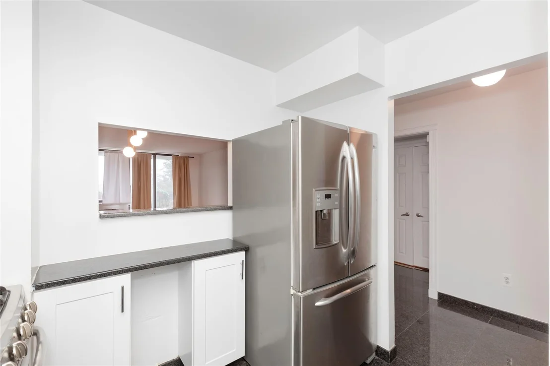 Photo of Unit 607 at 1374 Midland Avenue