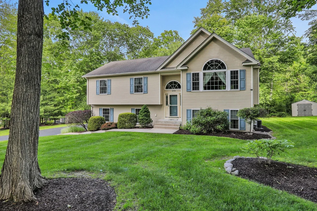 Photo of 390 LAKESIDE Road
