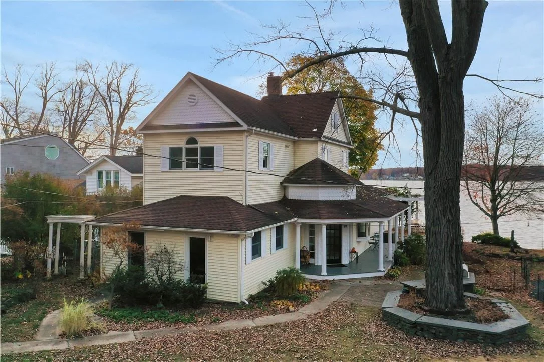 Photo of 323 Lakeside Road