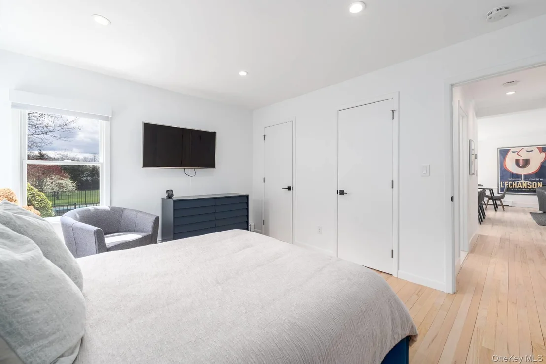 Photo of 213 Herricks Lane