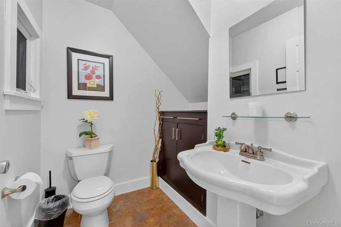 Photo of 60 LAKEVIEW DR