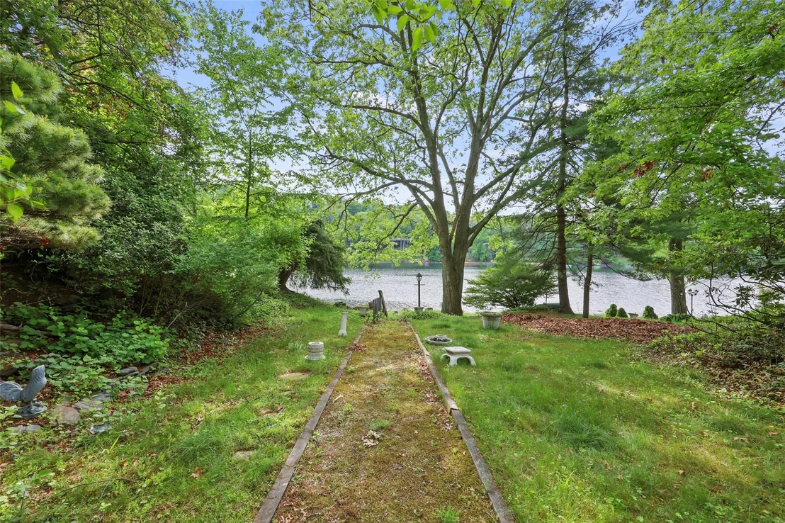 Photo of 1122 Lake View Road