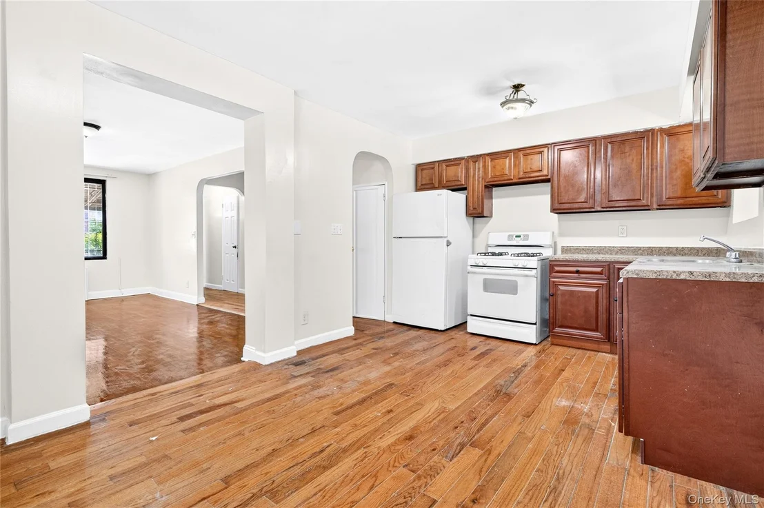 Photo of 3885 Paulding Avenue