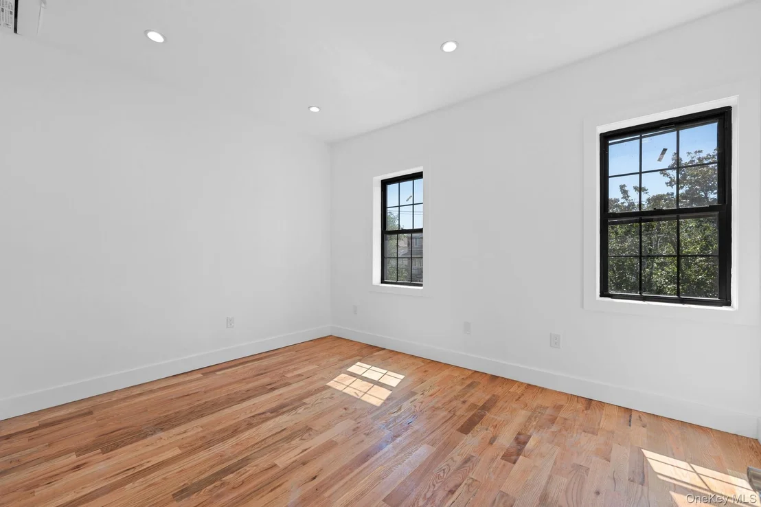 Photo of 1642 Hering Avenue