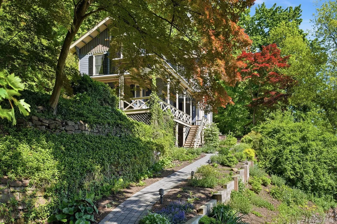 Photo of 215 River Road