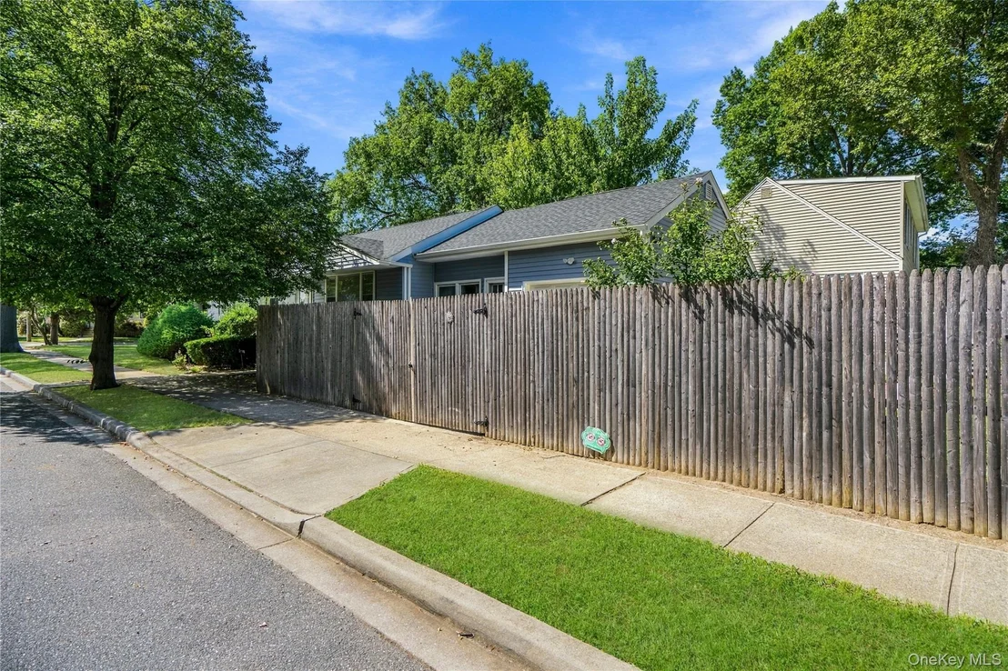 Photo of 1691 Ivanhoe Drive