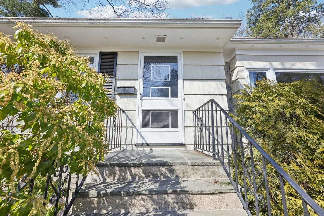 Photo of 37 Mohegan Lane