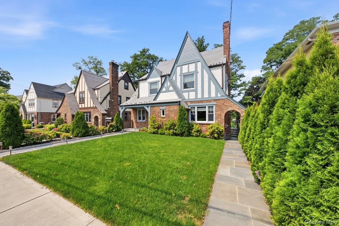 Photo of 277 Devoe Avenue