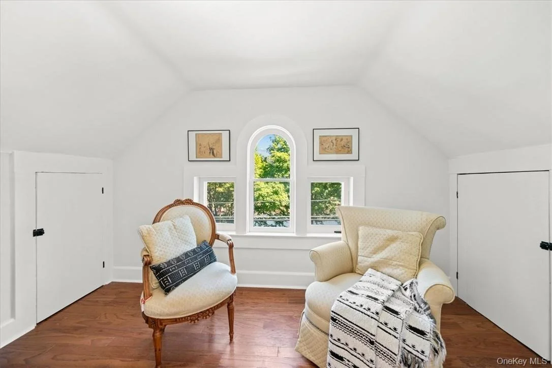 Photo of 2585 River Road
