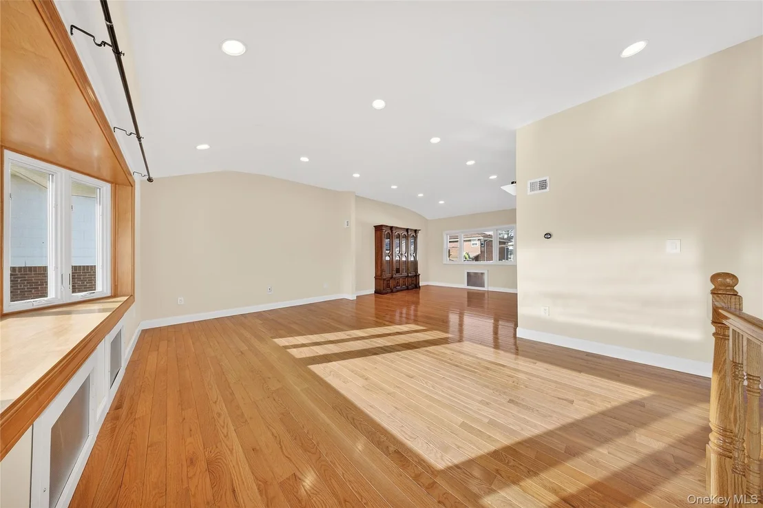 Photo of 38 S Oaks Boulevard