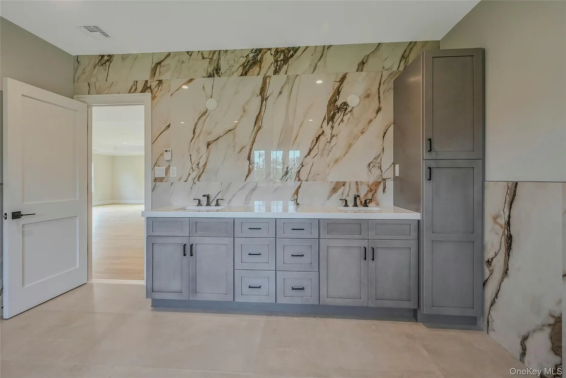Photo of 107 Cedar Swamp Road
