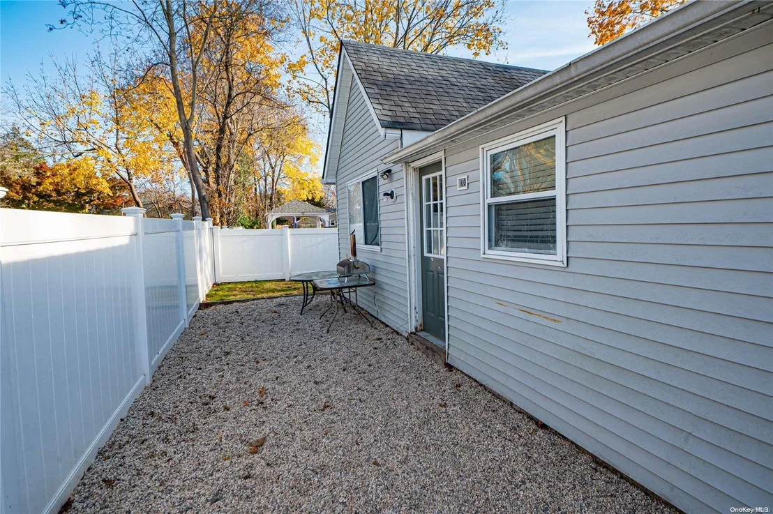 Photo of 79 Hallock Avenue
