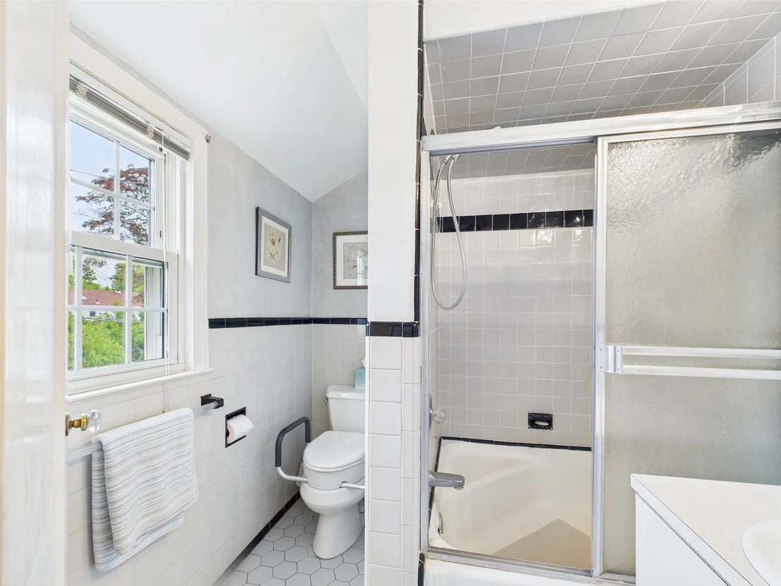 Photo of 76 Crest Road W