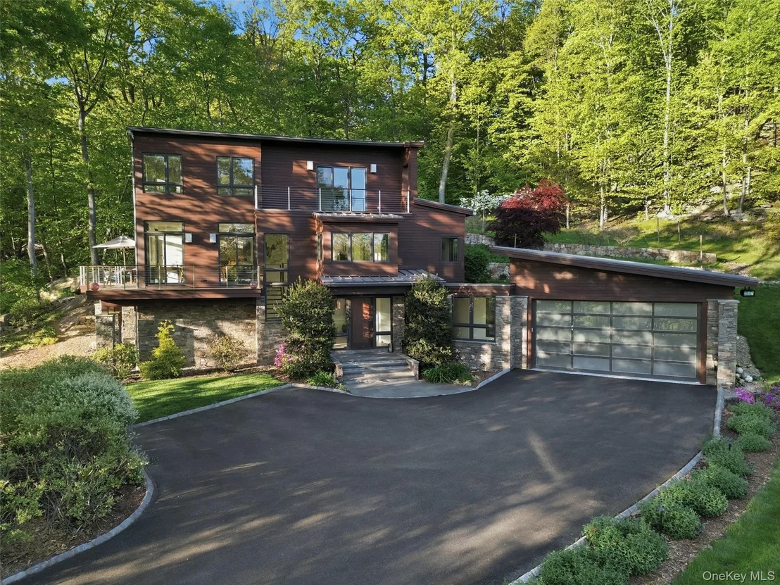 Photo of 2 Lakeridge Drive