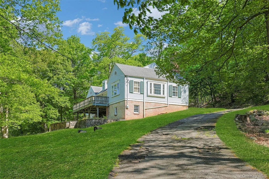Photo of 982 Bradley Parkway