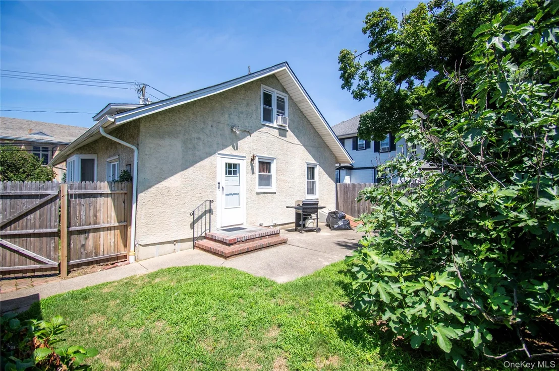 Photo of 2415 Gale Avenue