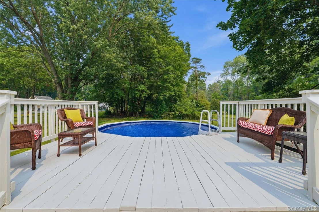 Photo of 302 Lakeside Road