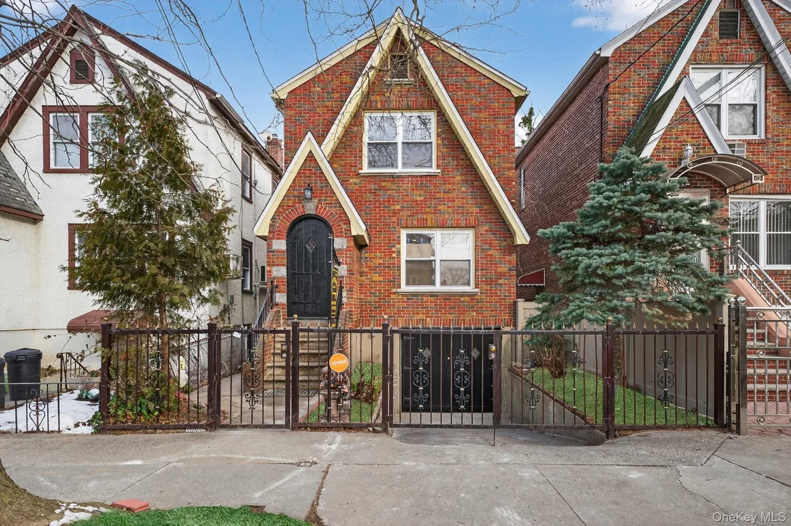 Photo of 4058 Murdock Avenue