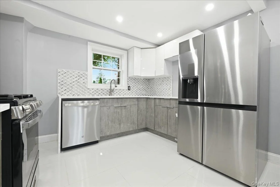 Photo of 415 Leonard Boulevard