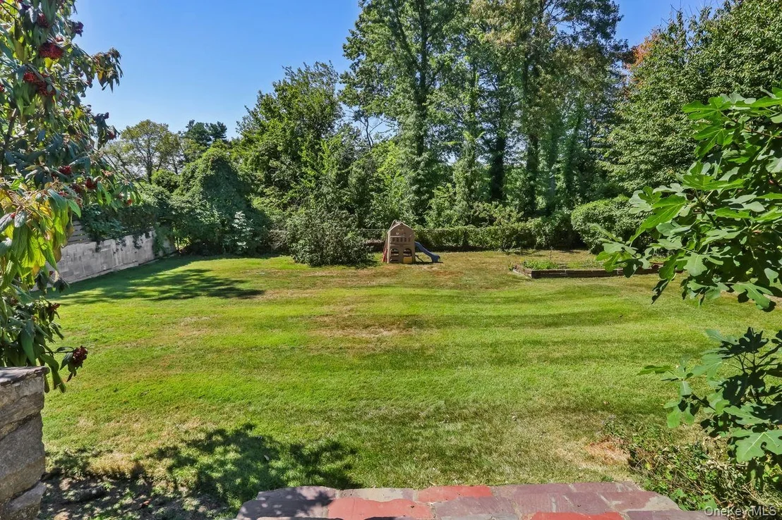Photo of 889 James Street