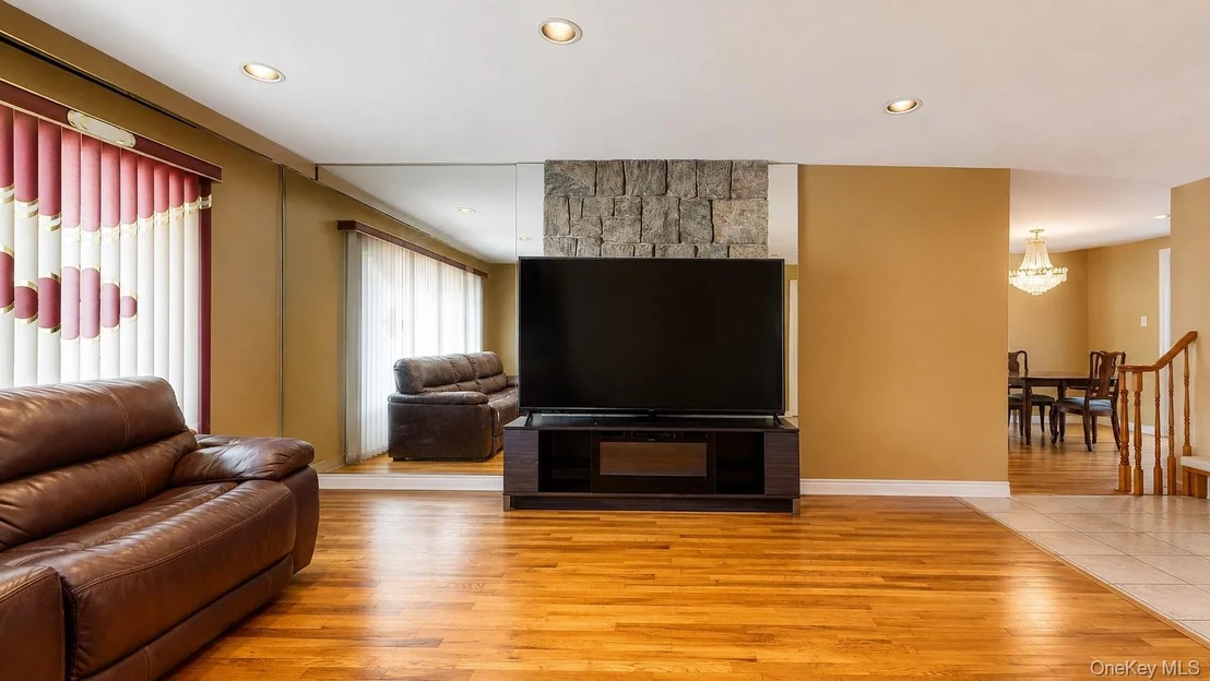 Photo of 336 W Valley Stream Boulevard