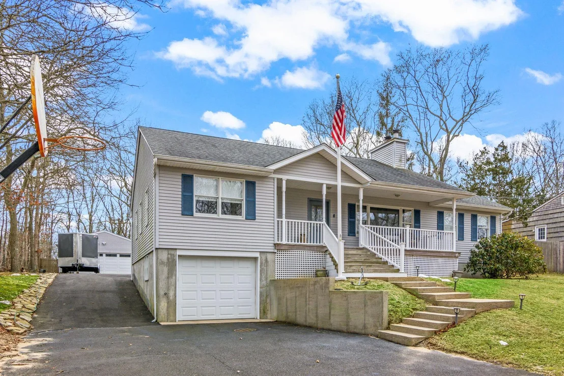 Photo of 8 Rolling Woods Lane