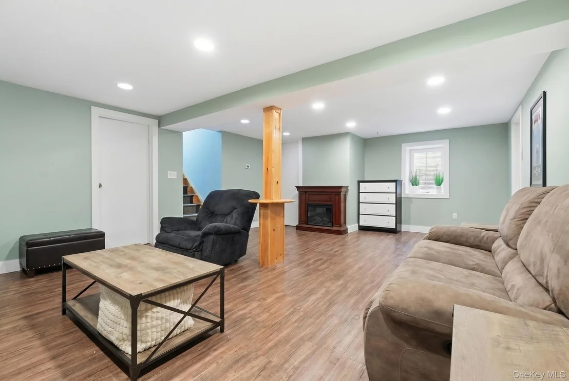Photo of 841 Willow Road