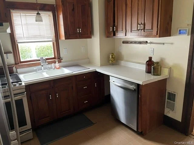 Photo of 10 Oakwood Boulevard