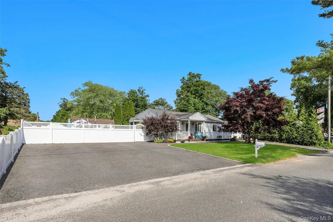 Photo of 115 Dahlia Drive