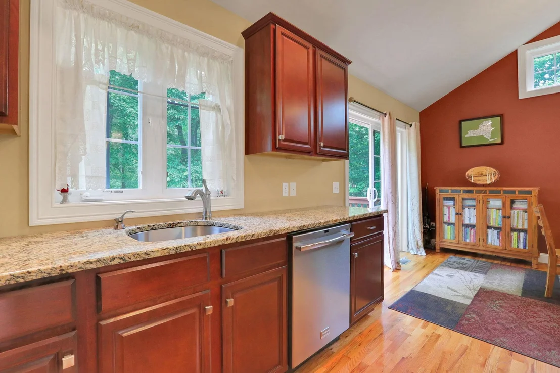Photo of 390 LAKESIDE Road