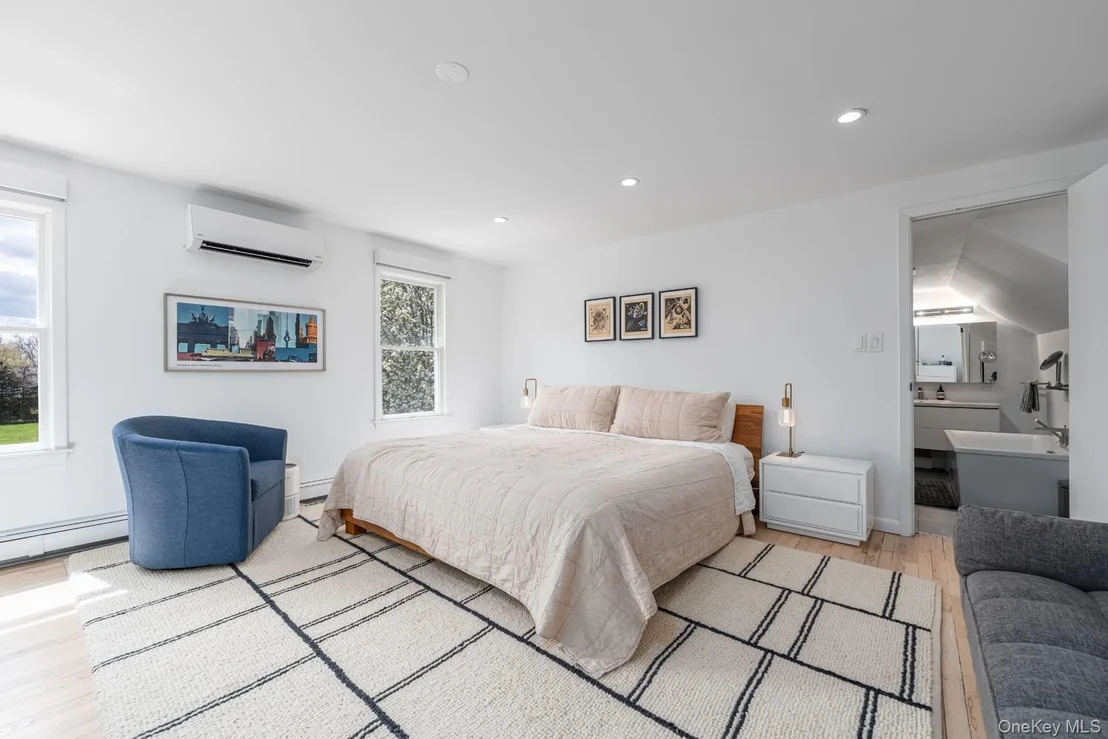 Photo of 213 Herricks Lane