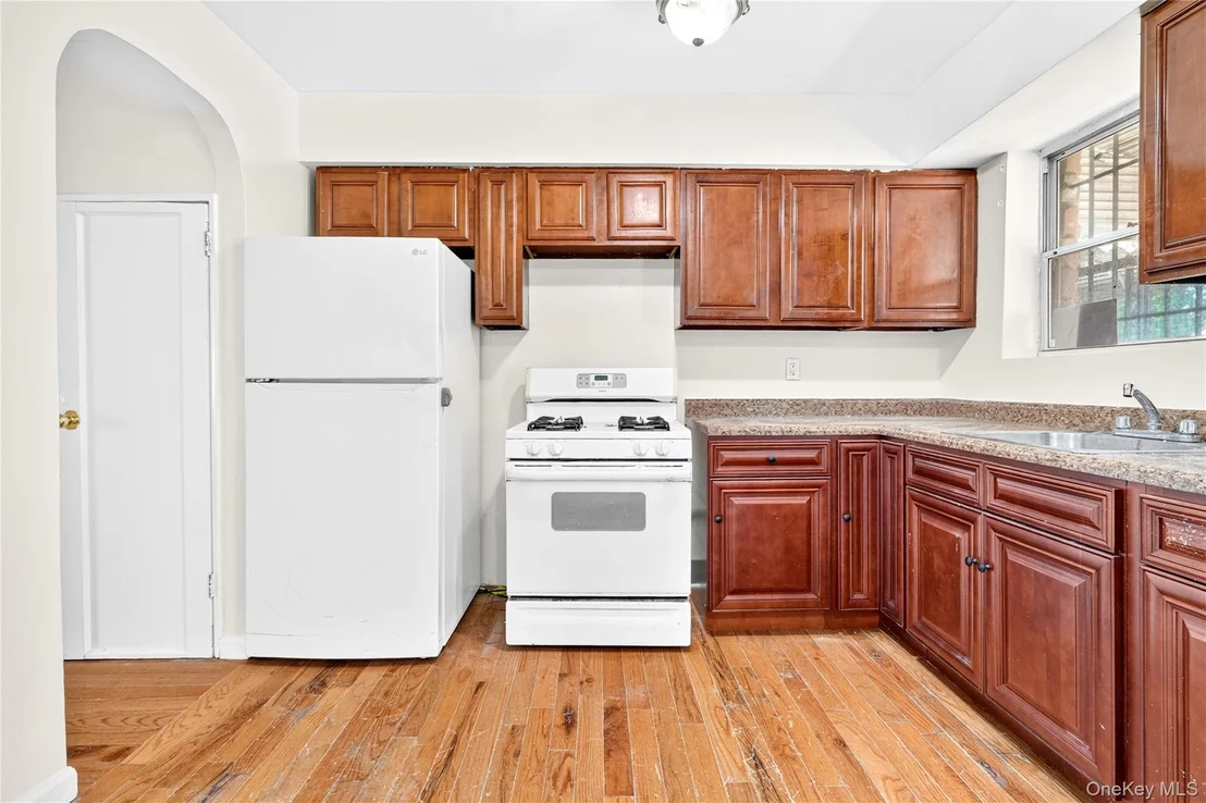 Photo of 3885 Paulding Avenue