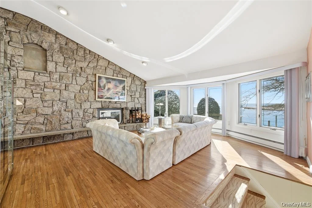 Photo of 3094 Riverside Drive