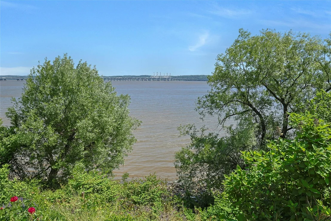 Photo of 225 River Road