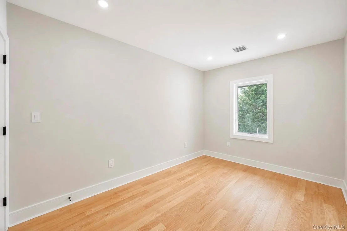 Photo of 949 Midway