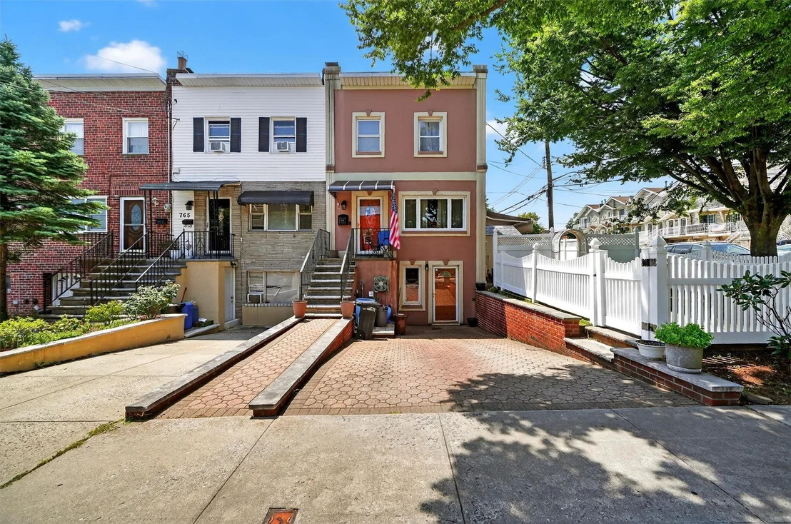 Photo of 767 Clarence Avenue