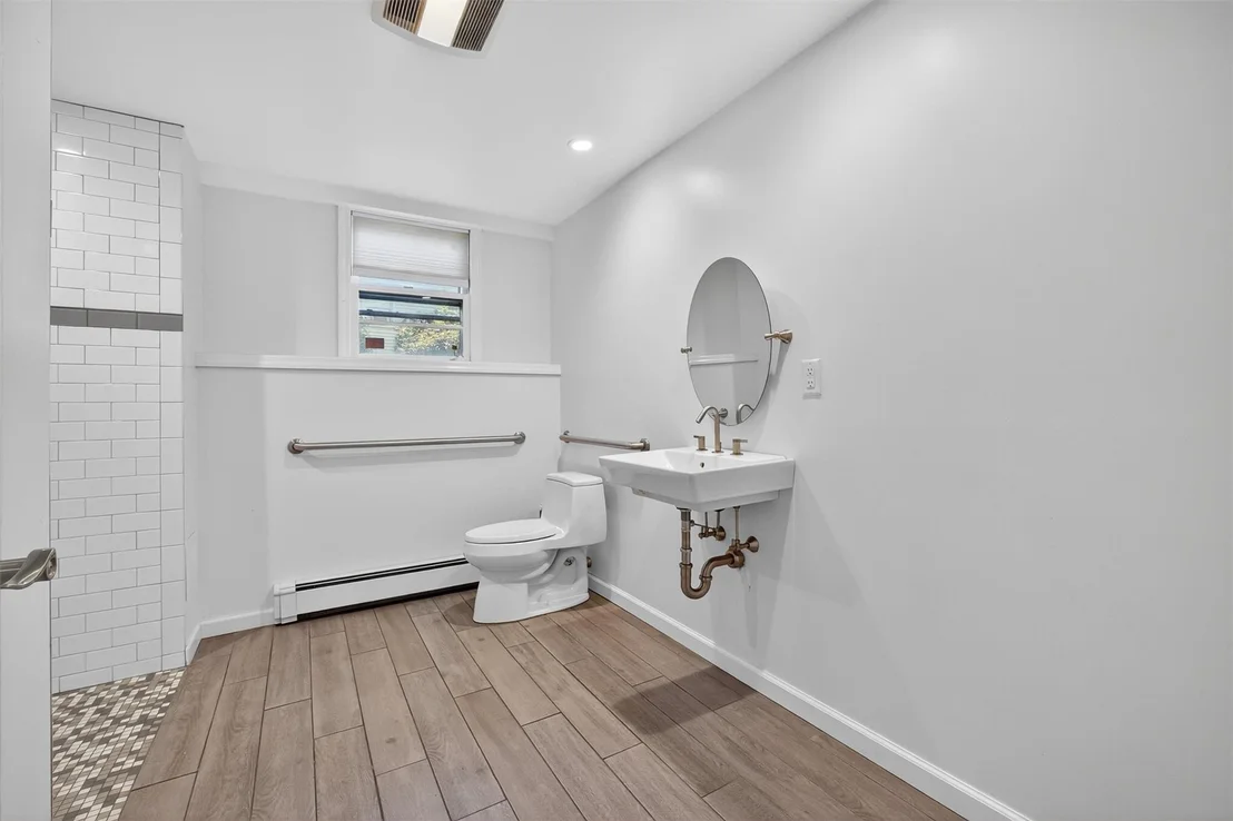 Photo of 21 Sunnycrest Road