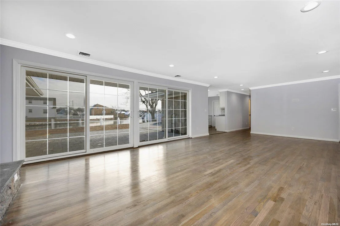 Photo of 324 Clocks Boulevard