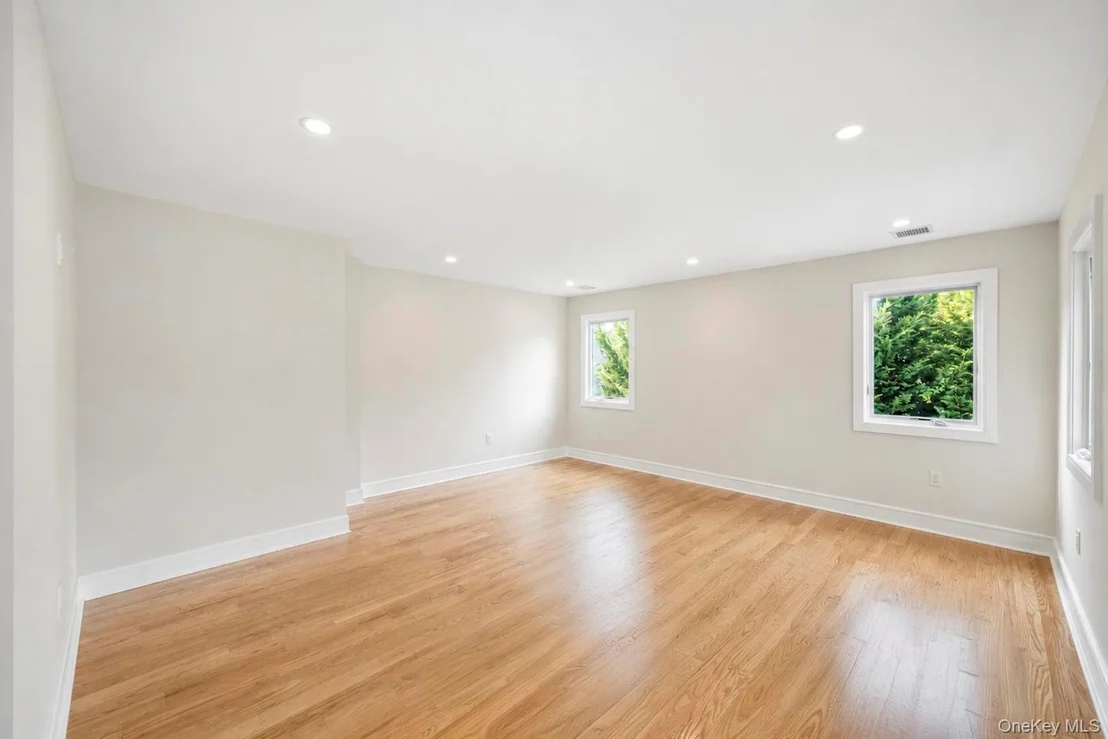 Photo of 949 Midway