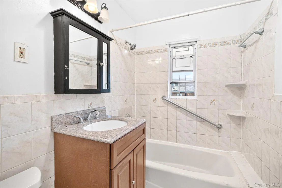 Photo of 3885 Paulding Avenue