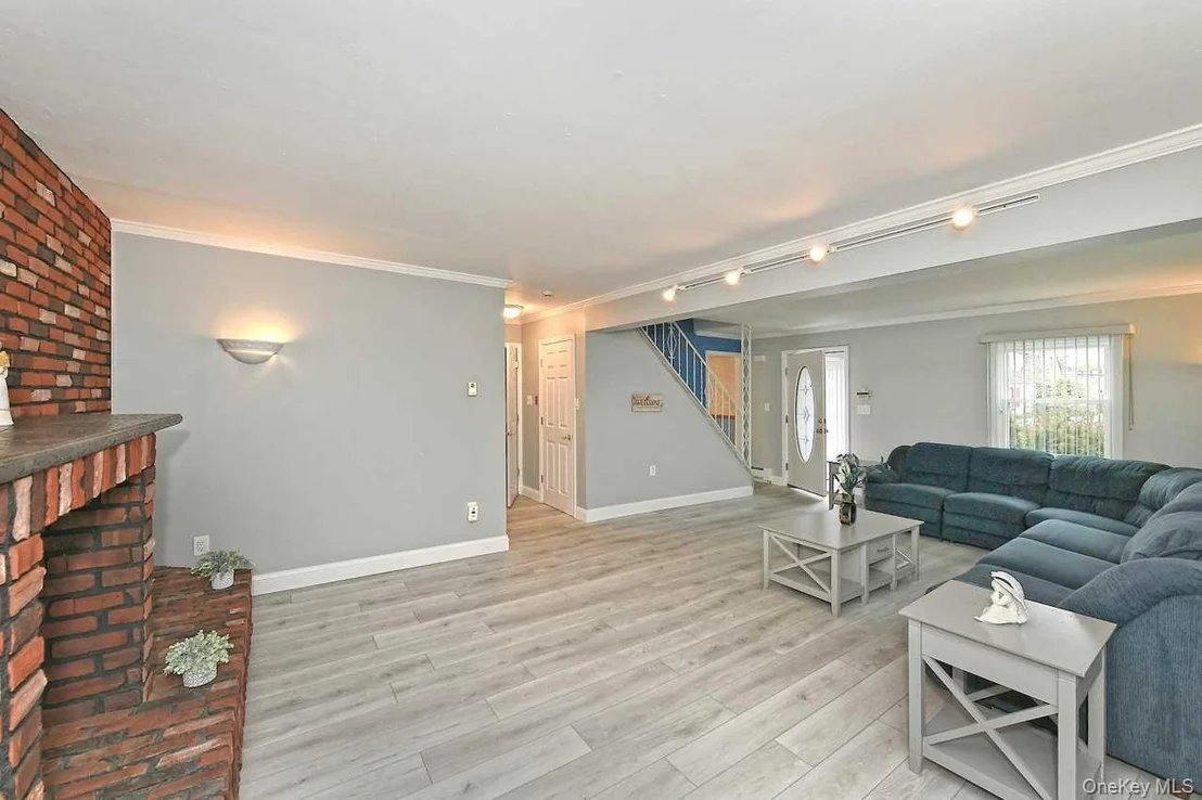 Photo of 203 Saddle Lane