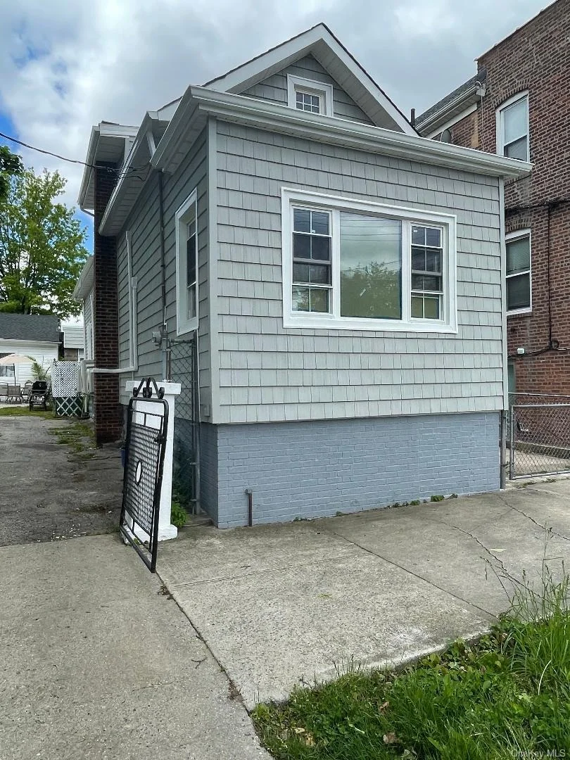 Photo of 839 Clarence Avenue