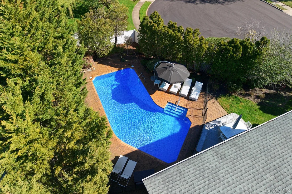 Photo of 2 Crest Hollow Lane