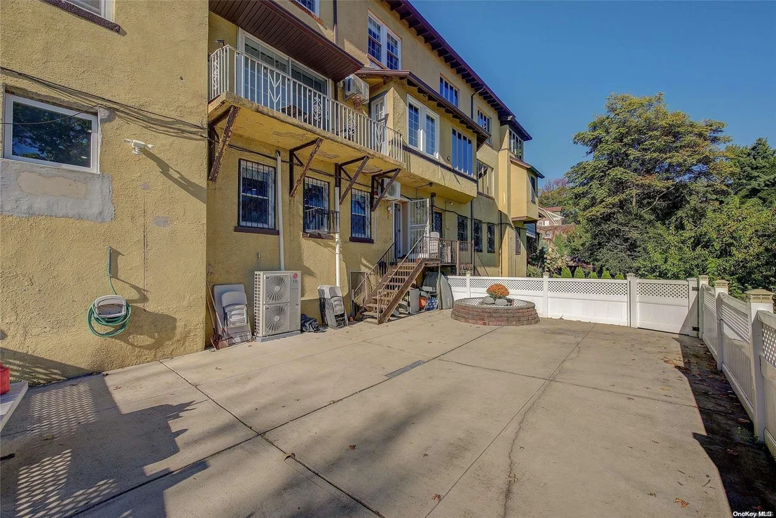 Photo of 264 Highland Boulevard