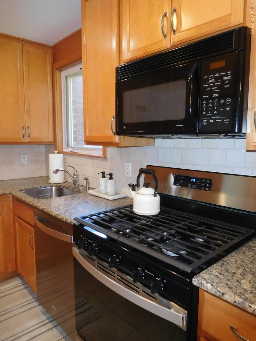 Photo of Unit A at 80 Oregon Avenue