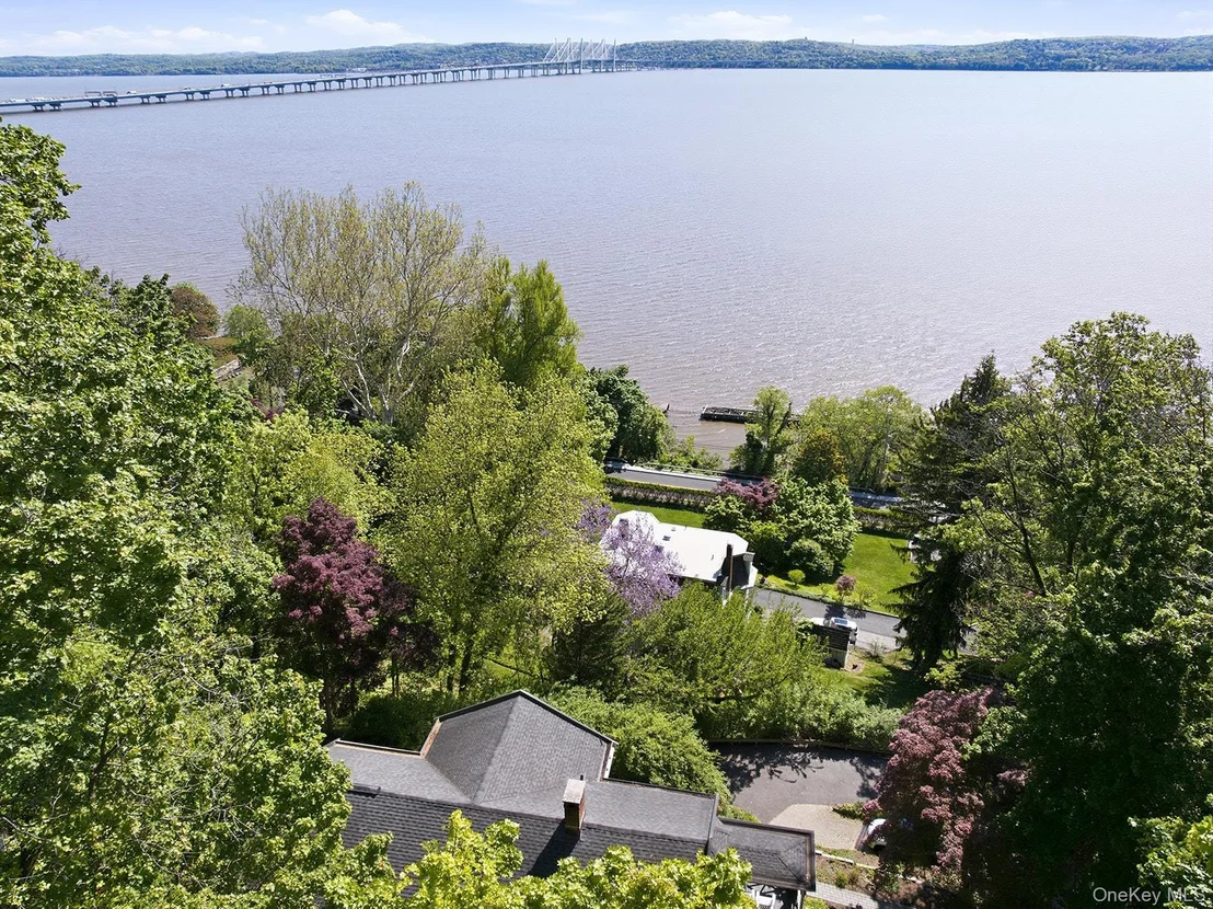 Photo of 215 River Road