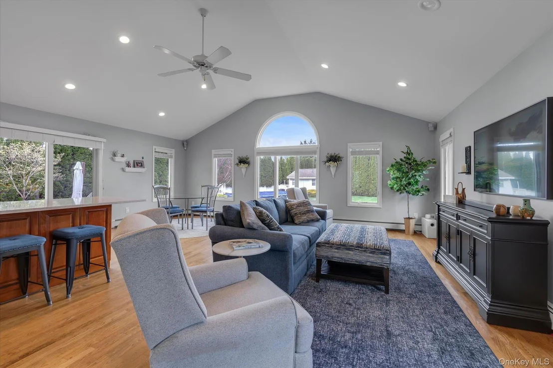 Photo of 340 Woodbridge Lane