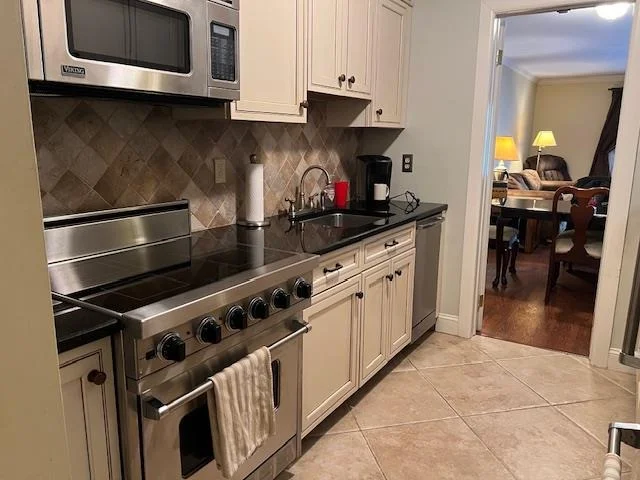 Photo of Unit 403 at 2355 Pershing Boulevard