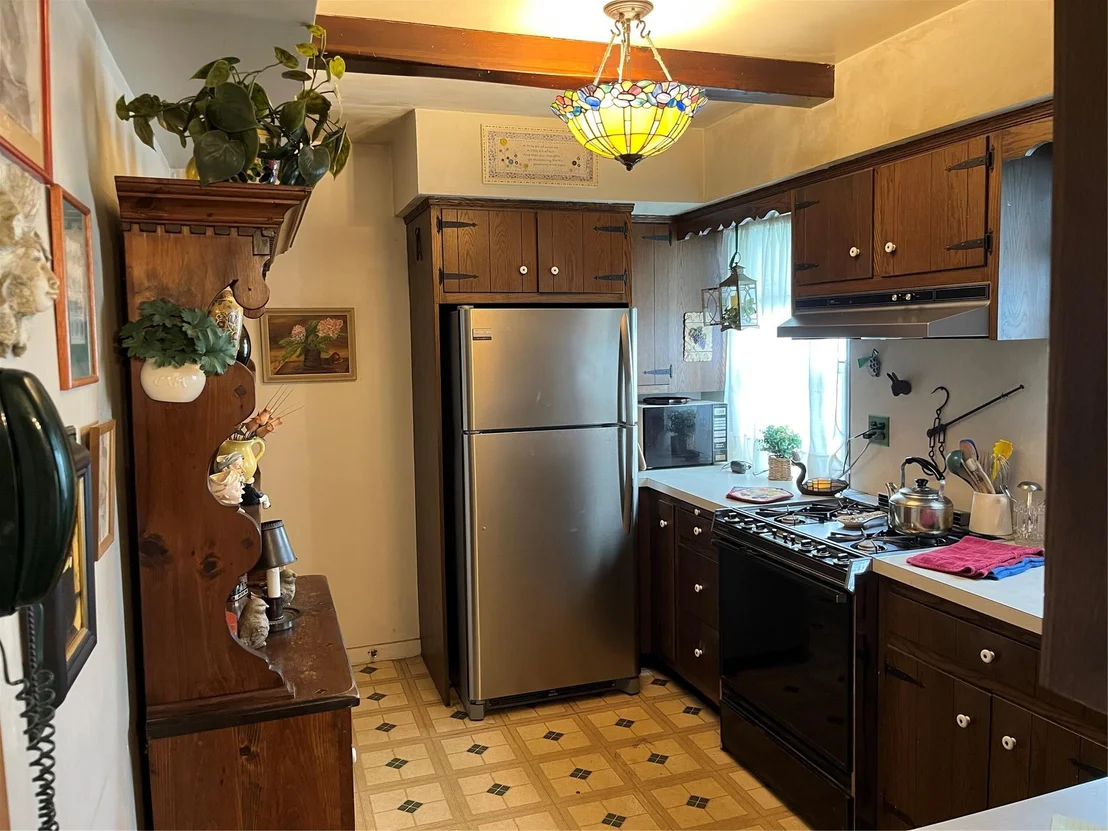 Photo of 1598 Benedict Place