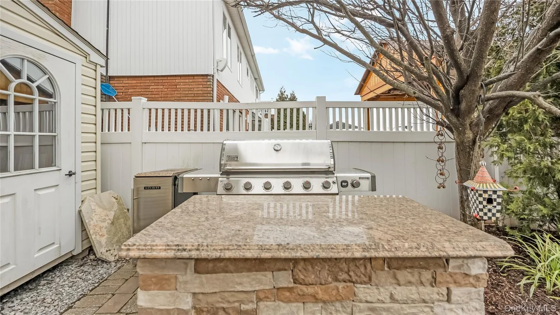 Photo of 2876 Shore Road